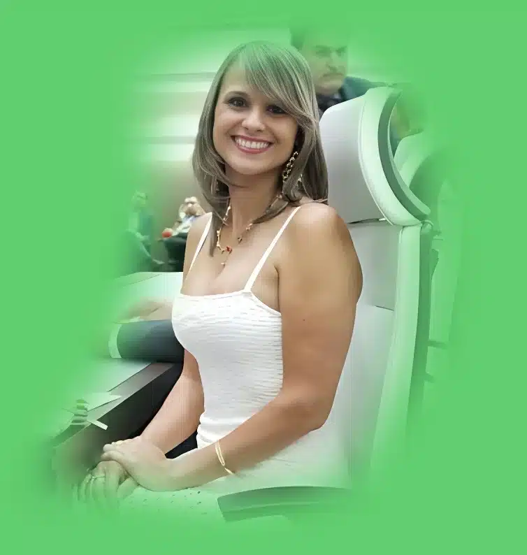 Dra. Adriana Oliveira, médica especializada em tratamentos com canabidiol, em seu consultório, demonstrando profissionalismo e cuidado com o paciente.